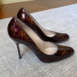 Manolo Blahnik Patent Round Toe Pump in Tortoise size 37
